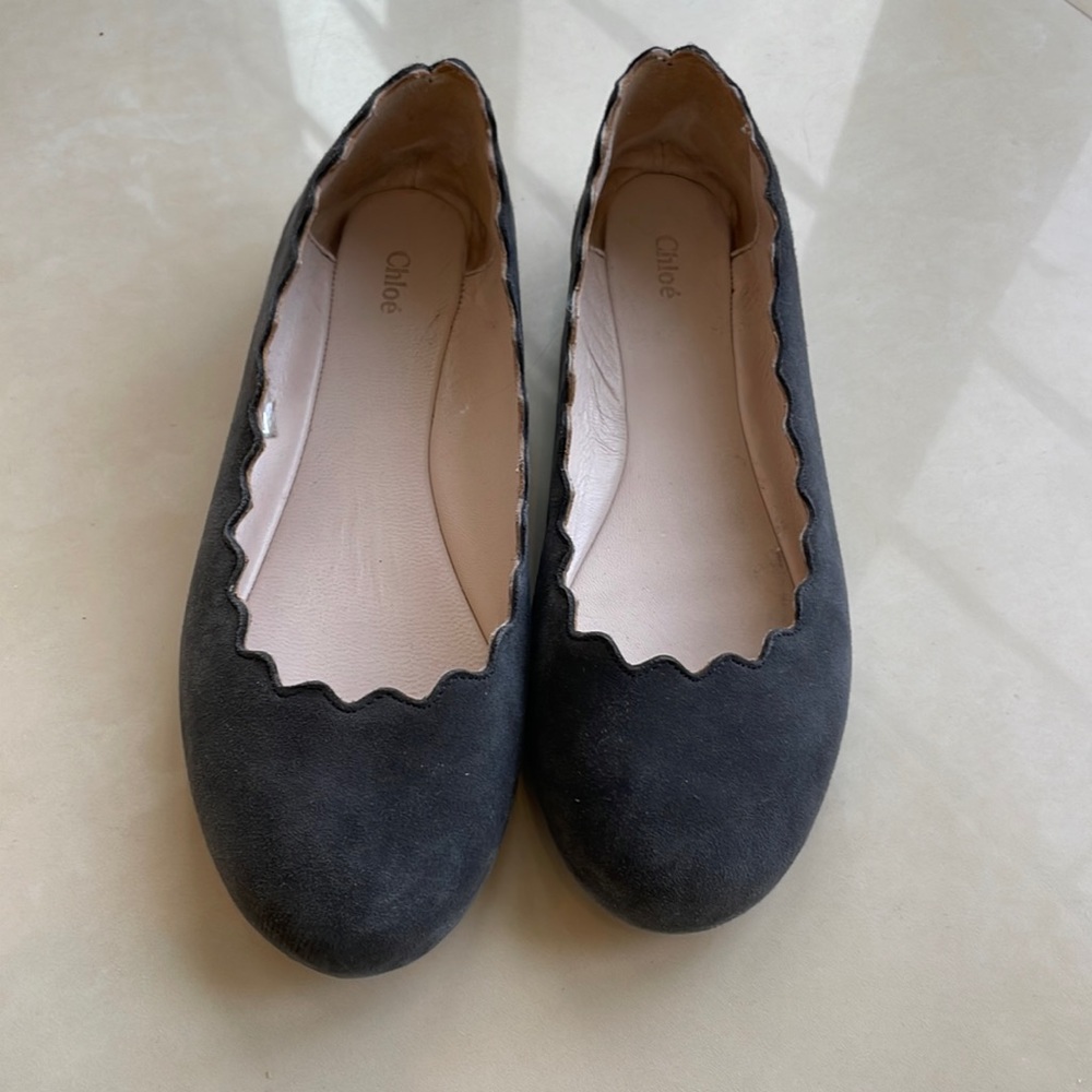 Chloe Girls’ Lauren Scalloped Ballet Flat in Charcoal Grey Suede-Eu Size32/US1.5